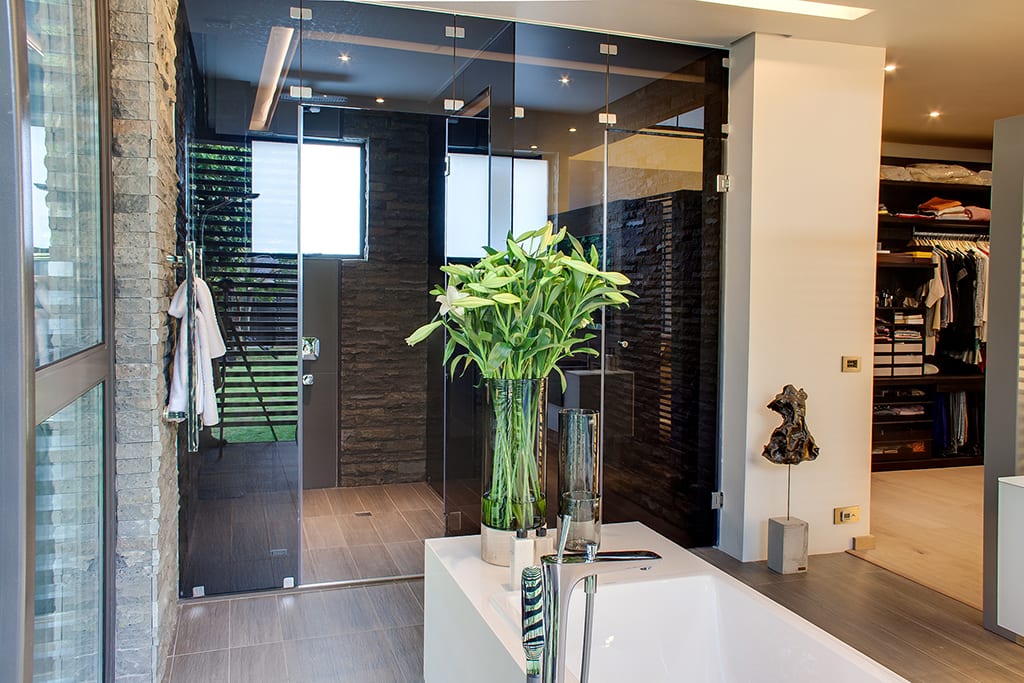 Frameless Shower made with Glass